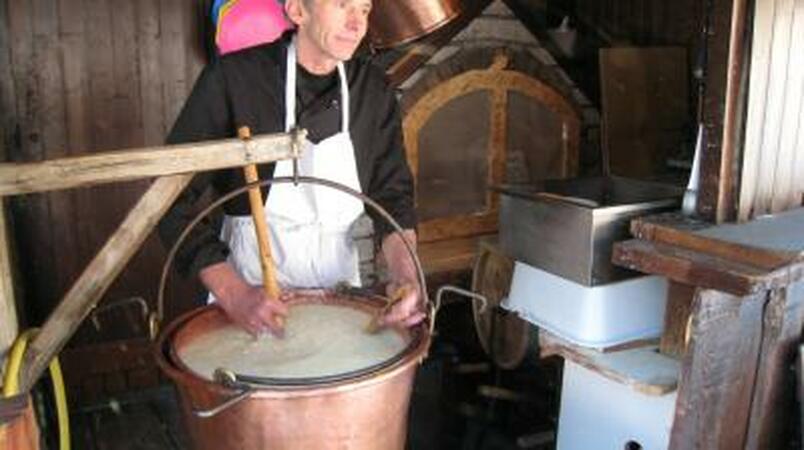 Dégustation de fromages savoyards à la ferme proche de l’hôtel L’Adray à Longefoy