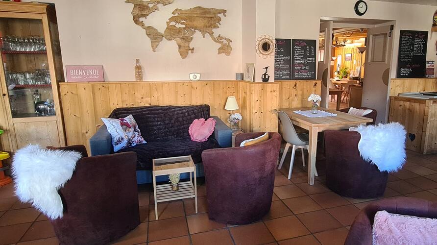 Ambiance lounge et détendue dans le bar de L’Adray en hiver