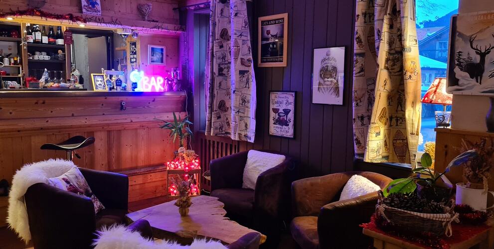 Coin cosy du bar de L’Adray avec canapés et lumière tamisée