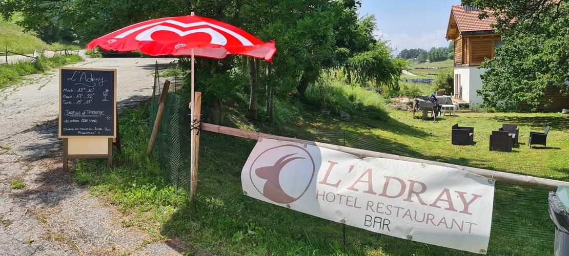 Verre partagé à l’ombre dans le parc du bar de L’Adray en été