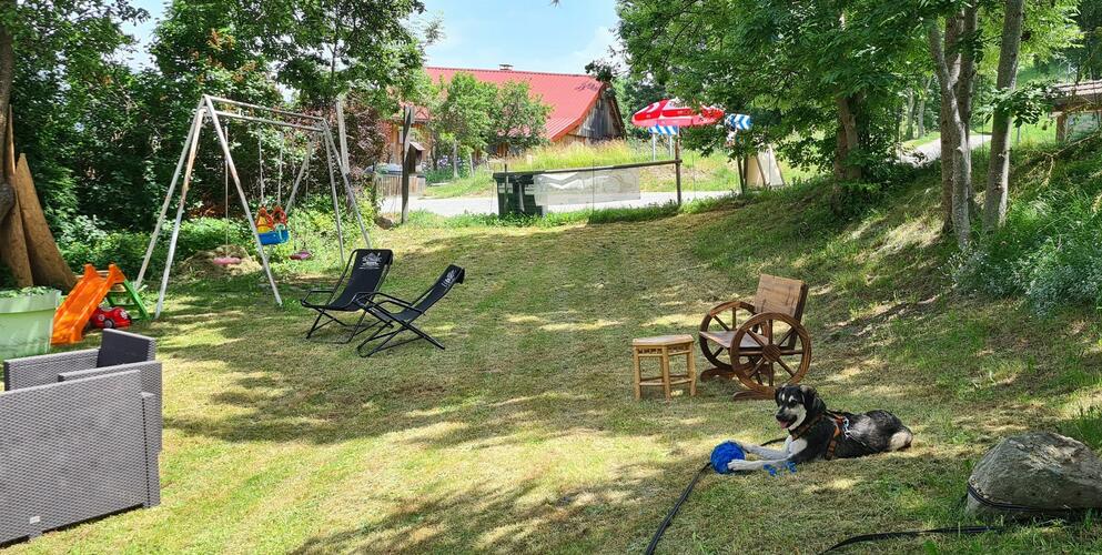 Jeux pour enfants dans le jardin du bar de L’Adray à Longefoy