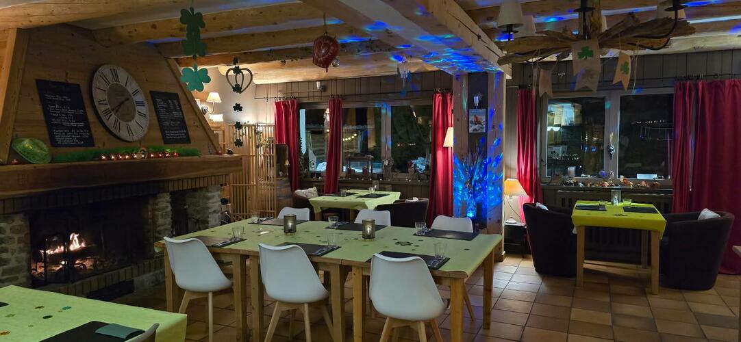 Décoration montagnarde du restaurant L’Adray, à 2 km de Montalbert