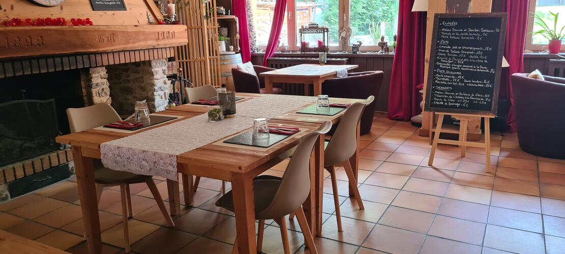 Ambiance authentique et conviviale dans le restaurant de L’Adray