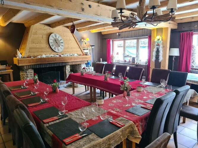 Repas convivial en famille dans le restaurant de L’Adray