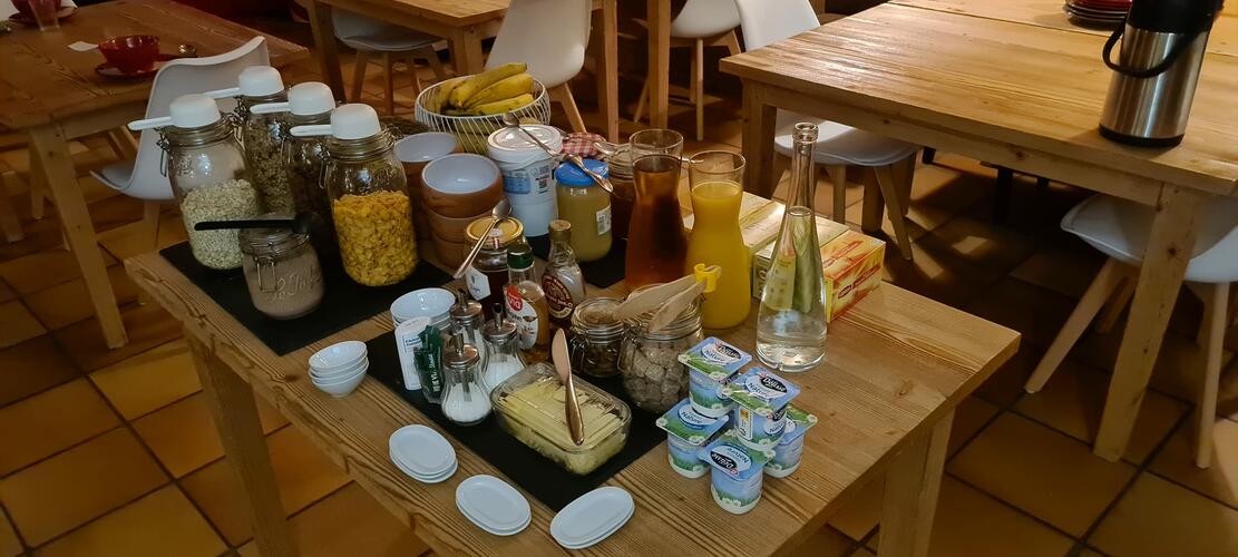 Petit-déjeuner maison à base de produits locaux à l’hôtel L’Adray à Longefoy