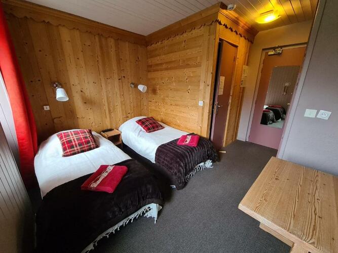 Chambre twin de l’hôtel L’Adray à Longefoy, ambiance montagnarde et cosy