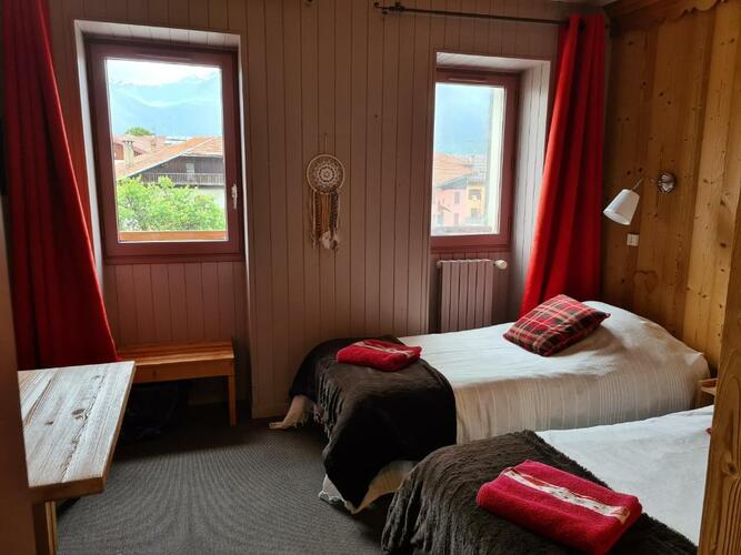 Ambiance montagnarde des chambres de l’hôtel L’Adray près de Montalbert