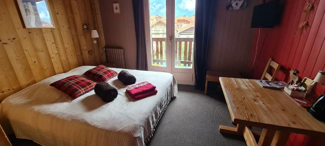 Charme montagnard des chambres à L’Adray, ambiance boisée et cocooning