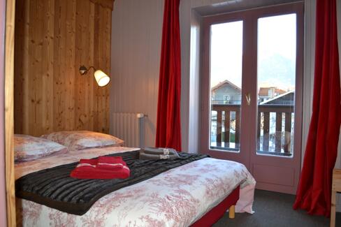 Chambre avec balcon et vue sur les montagnes à L’Adray, Longefoy